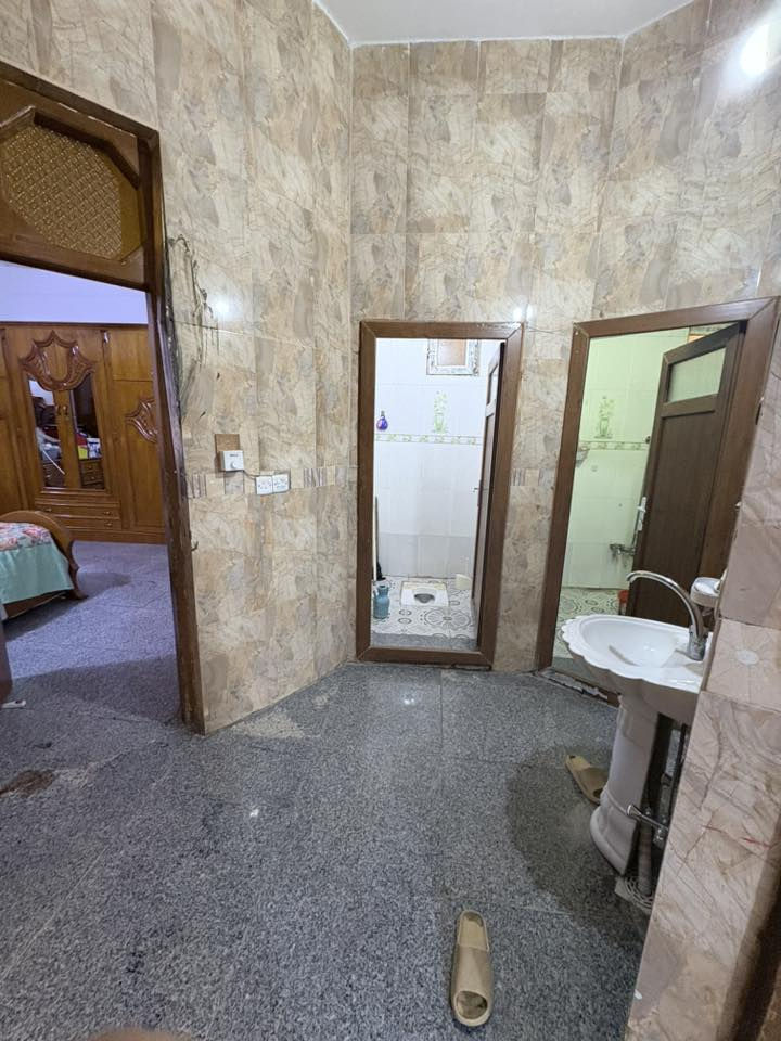 دار للبيع 🏠
🔹 المساحة: 200 متر
🔹 الطابو: ملك صرف
🔹 البناء: طابقين – بناء درجة أولى ونظيف جداً

التفاصيل:
▪️ 4 غرف نوم
▪️ صالة
▪️ استقبال
▪️ مطبخ
▪️ صحيات

📍 الموقع:
حلة – حي الشهداء الثانية
قرب كوفي الفانوس، سابع بيت عن الشارع
قريب من الشارع الرئيسي والمنطقة مشمولة بجميع الخدمات

📞 للاستفسار:
***********
