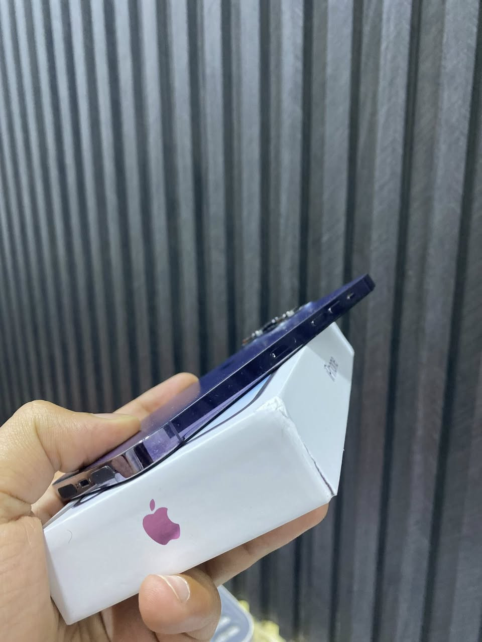 ايفون 14 برو ماكس لون بنفسجي ذاكره 256 بطاريه 100 مستبدله اصليه عربي شرق اوسطA/AA كامل ملحقات كارتون وكيبل الاصلي الوجبه الأولى القديمه الاصلي جهاز استخدام بيتت نضيف جداً مكفول من كلشي السعر 825 وبيه مجال للشراي او مراوس ب13 برو ماكس مع الفرق مكاني البصره الحيانيه ***********
