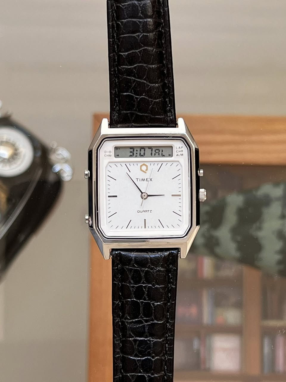 تحفة كلاسيكية من Timex
الساعة تتميز بطابع "Vintage" يعود لفترة الثمانينات والتسعينات
• القطر: 32
• المنشأ: أمريكا 🇺🇸
• عقارب (Analog): لعرض الوقت التقليدي.
• شاشة رقمية (Digital): في الجزء العلوي تدعم (التاريخ، المنبه ALM، الكرونوغراف CHR، ونظام Lap).
• الحالة: الساعة بحالة ممتازة جداً (كما هو واضح في الصور)، وتعمل بدقة عالية.
🔸السعر: 80,000 الف


**إذا كنت صاحب هذا الإعلان وتريد حذفه لأي سبب، رجاءا أرسل رسالة إلى الدعم الفني**