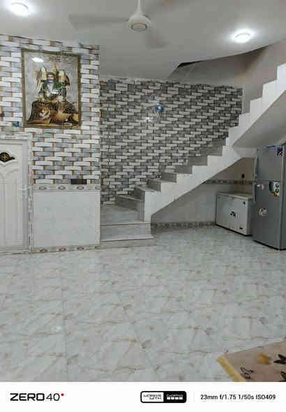 سلام عليكم دار للبيع بحي الجامعه قرب صيطرة ال عواد مقابيل مدرسة السجايا  المساحه 100 مربع غرفه وصاله ومطبخ وستقبال طابق ثاني غفتين نوم بناء حديث رباط ارضي 60×40 استفسار ع رقم ***********
