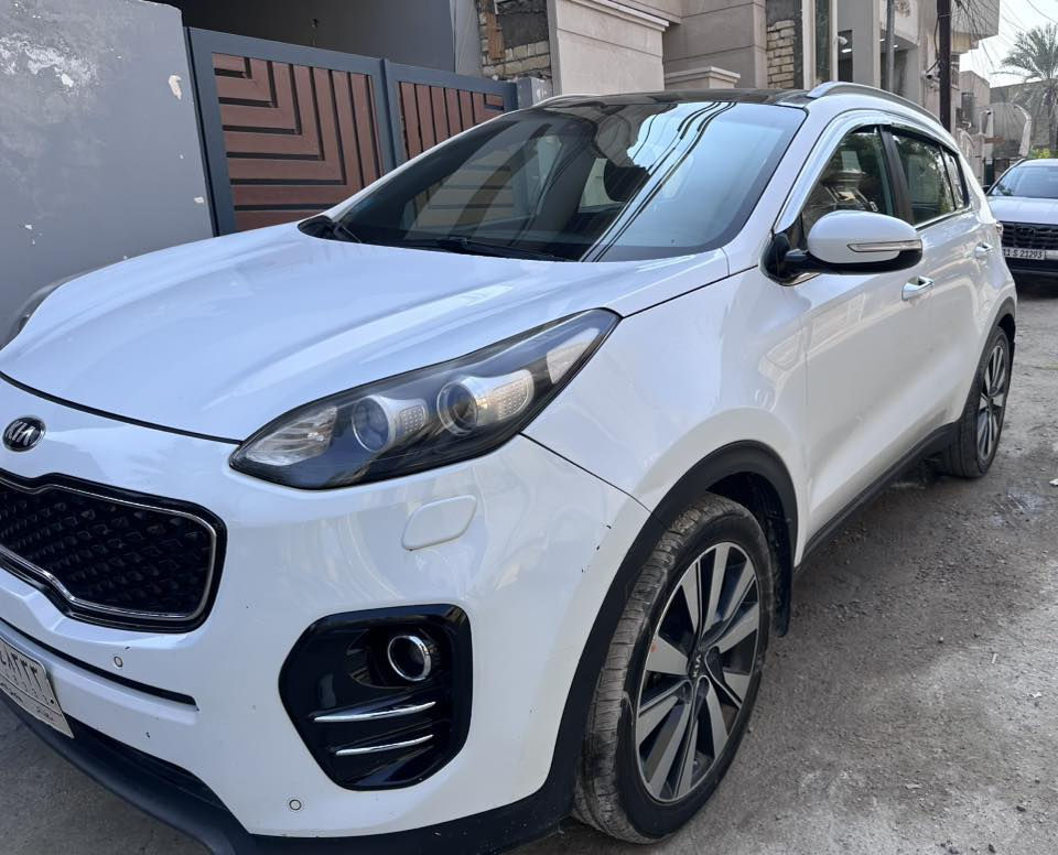 سياره سبورتك ٢٠١٨
فول مواصفات 
بانوراما
بصمه عدد ٢
دشبول بيانو
والمواصفات الي معروفه بالفول 
ماشيه ١٣٠ الف 
مابيها صبغ
خليجي
١٨٥ ورقه
***********
