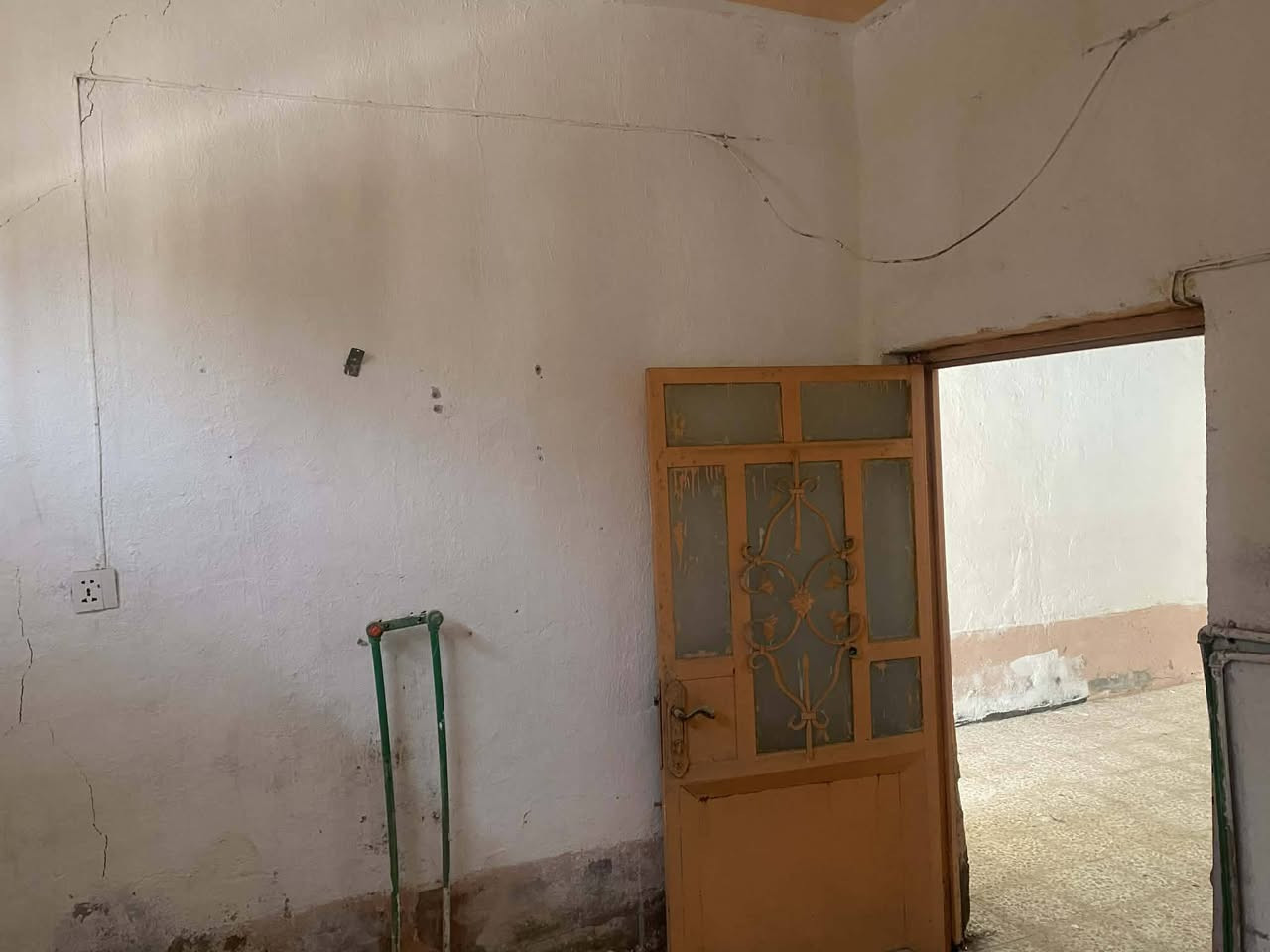 دار زراعي للبيع كوفه حي الصدر الثالث ٧٠ متر يحتوي على غرفه وصاله ومطبخ وصحيات داخليه وخارجيه وباب خلفيه وباب أماميه السعر ١٥ وبي مجال ***********
