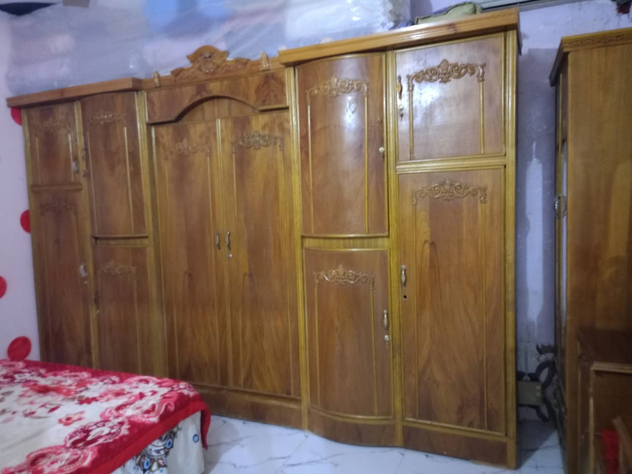 سلام عليكم عندي غرفه نوم صاج كنتور ابو سته اجبير عشر بيبان بيه ضربه صغره بل ميز مال المرايه ومكاني بغداد النهروان الغرفه 8قطع وهاذ رقمي بيه واساب ***********
