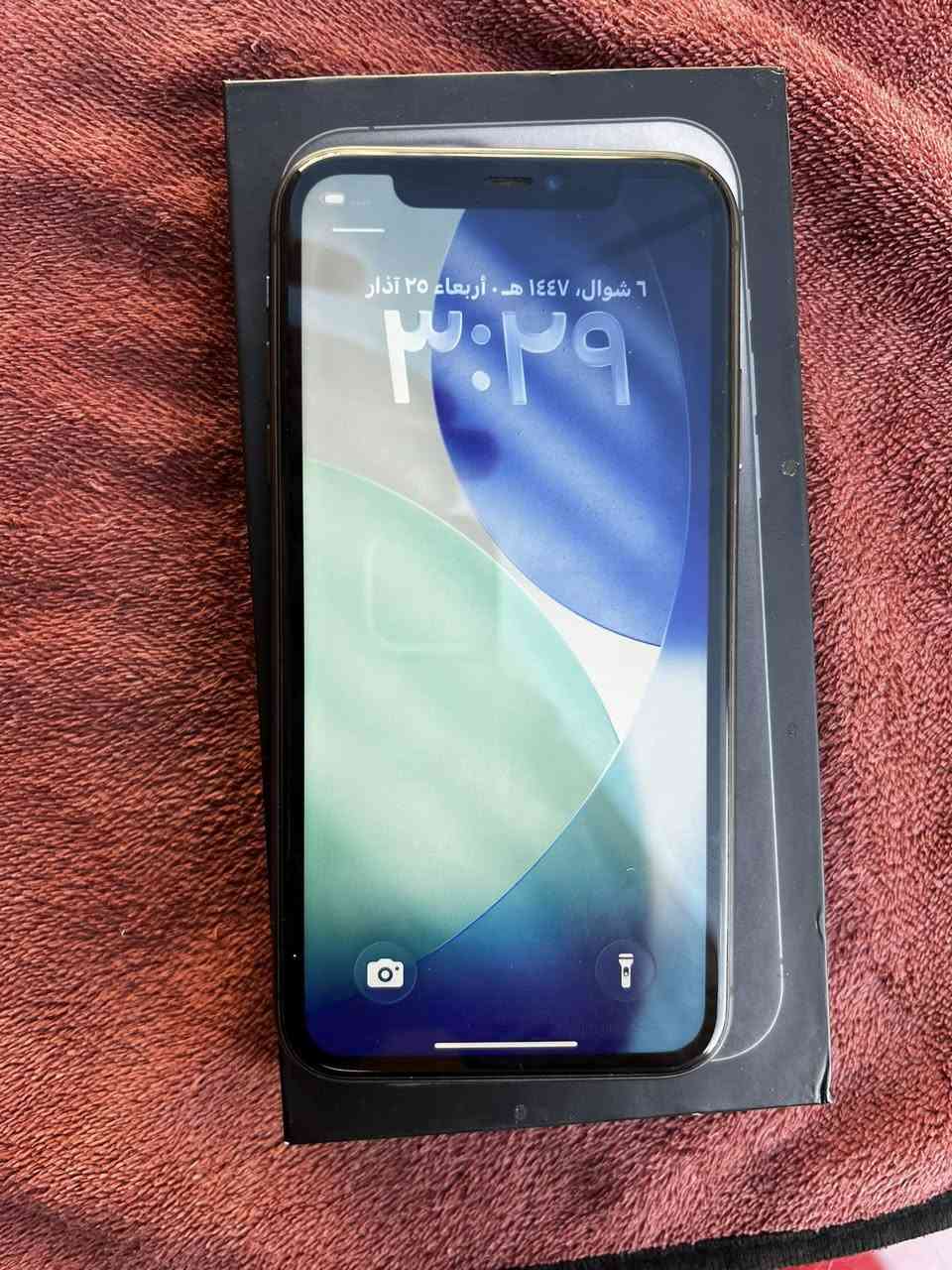 ايفون 11 عادي كامرتين نظافة ١٠٠٪؜ مكفول وعلى الفحص شرط وتر بروف ضد الماي ذاكرة١٢٨ بطارية٧٨ كله شغال ومكفول شرق اوسط مكان نجف 
***********
