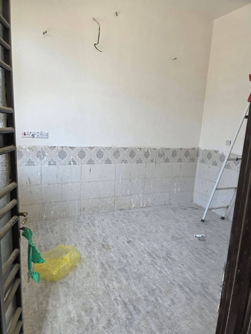 بيت //٧٥متر //كربلاء 
بيت جديد 
 طابقين للايجار يحتوي على استقبال وصاله ومطبخ وصحيات والطابق الثاني غرفتين نوم زائد صحيات

 بحي موسى الكاظم قرب فندق البارون 
سعر //400الف// مع المجال 
@إشارة 
‏‪***********‬‏
