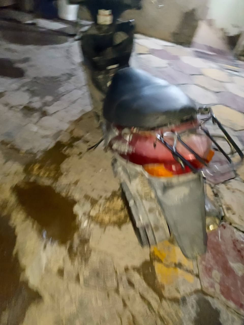 ندرس للبيع نوزل شغال ودراجه شغاله نقصهه سويج وصالنه طاكه شغاله السعر 150 عنواني بغداد رقمي بس عرصيد متواجد *********** كفلك حلال وحرام
