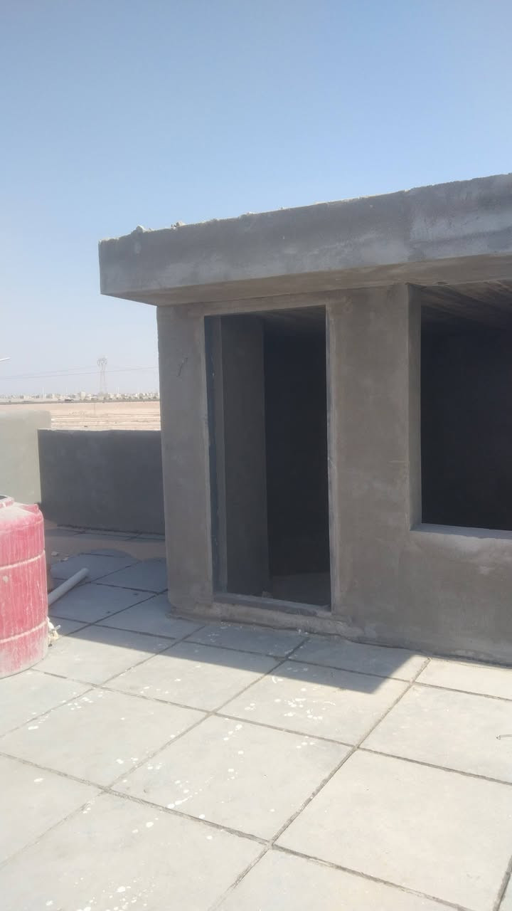 بيت بطوبه ونخيله حي نفط موقع مميز مساحه٢٥٠ متر/يحتوي طابق لاول عن ديوانيه وهول وموزع وغرفتين ومطبخ وصحيات داخليه وخارجيه /طابق ثاني يحتوي صاله وأربع غرف وصحيات /السطح شتايكر/تأسيس ماء وشلال كامل/تأسيس كهرباء/لبخ اسود داخلي وخارجي ماعدا الواجهه /صبة نظافه/رقم القطعه ٧٥٢٧/متوفر ماء كهرباء تبليط    طابق الاول كامل تسليك كهرباء//بناء شركة عبدالله صالح /وتساب ...***********
