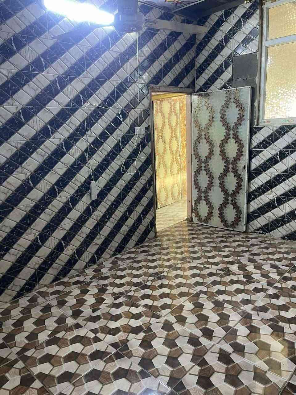 شقه للإيجار طابق ثاني جاهزه من كل النواحي تانكي سخان خط مولده نضيفه داخل عماره سكنيه العنوان شارع المطار الجديد مقابل أسواق فدك على شارع العام إيجارها ١٥٠ كل شهر بشهره شامل الماء والكهرباء والمجاري 
***********
