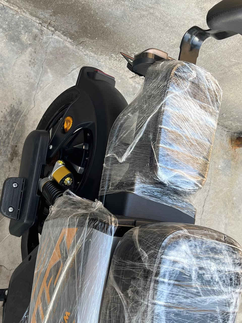 سلام عليكم دراجه R11 2026 صالها سبوعين من طالع من الوكيل محتاج وريد بيعها رحمه الله والديكم الحد يكسر بسعرها دراجه بعده كارتون كفاله عامه سرعتها 120  120 درجات كارتون نضام البك شاير رباعيه لايت عالي ناصي سعرها650 وبيها مجال حك جيه 
 ***********
