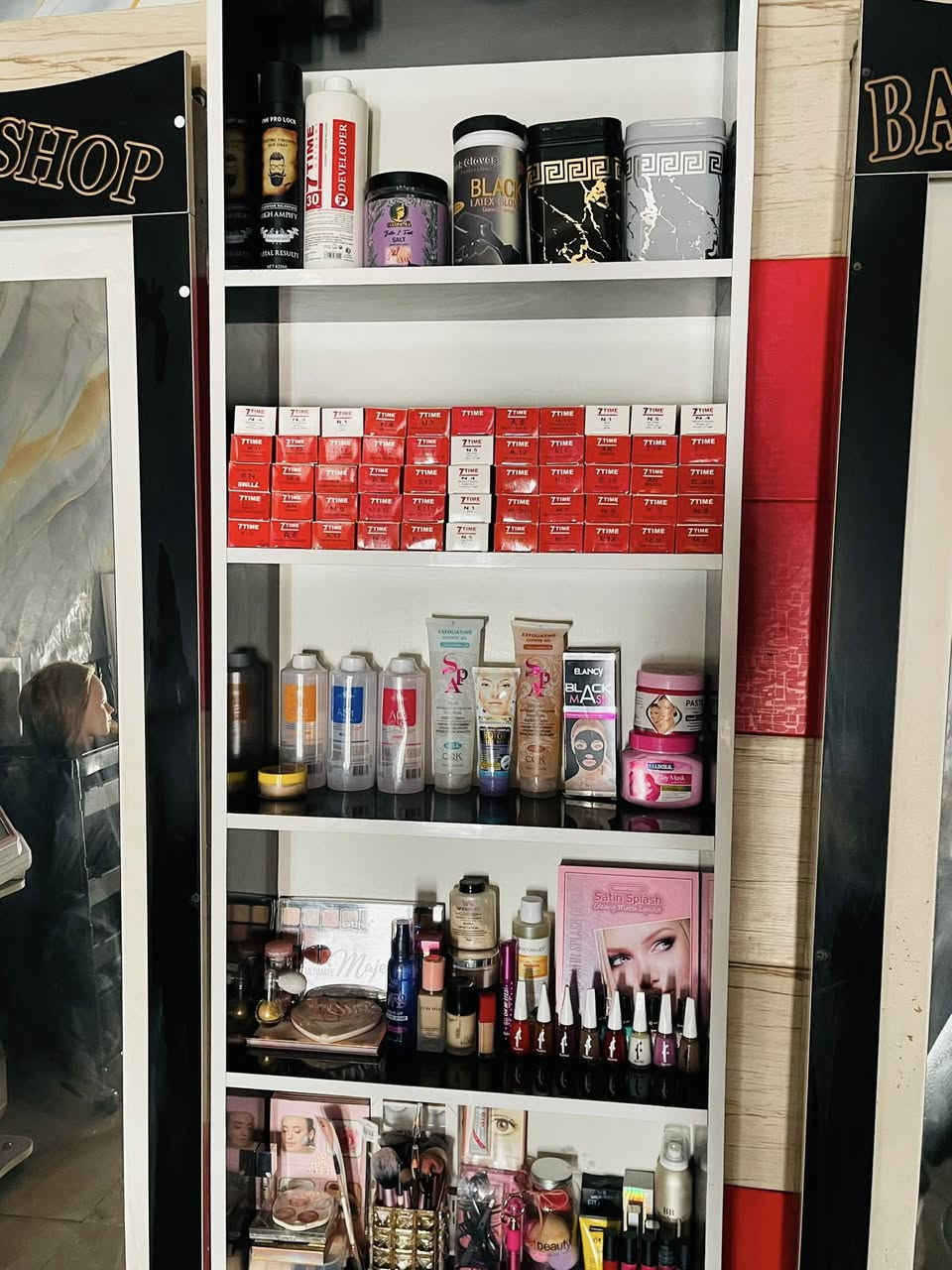 صالون للبيع كامل ومجهز بكل المستلزمات وإيجار مدفوع لمدة سنة
#العنوان شامية شارع الحمام قرب جامع حجي هادي 
للاستفسار عن باقي التفاصيل 
***********
***********
