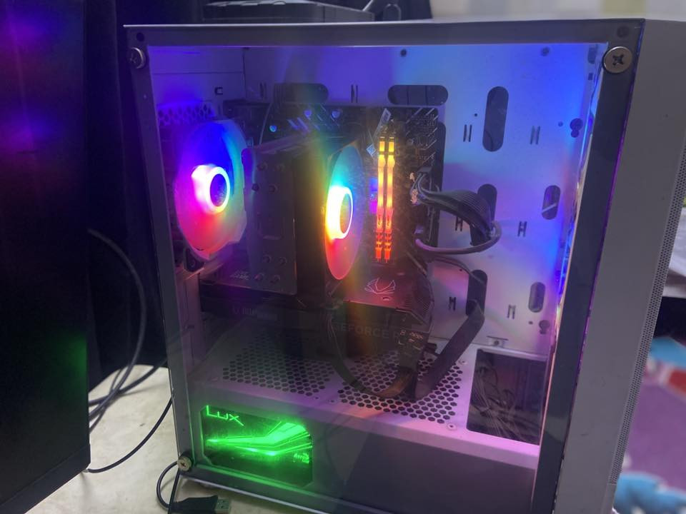 المعالج: Intel®️ Core™️ i5-12400F (الجيل 12)
• عدد الأنوية / الخيوط: 6 أنوية / 12 خيط
 • التردد: 2.50 GHz
 • كرت الشاشة: NVIDIA®️ GeForce RTX™️ 4060
 • ذاكرة كرت الشاشة: 8 GB VRAM
 • DirectX: يدعم DirectX 12 Ultimate
 • الذاكرة العشوائية: 16 GB RAM
 • سرعة الرام: 2400 MT/s
 • التخزين: 1.40 TB
 • اللوحة الأم: ASUS
 • نظام التشغيل: Windows 11 Pro
 • بنية النظام: 64-bit
مساحة التغزين : 2360
شاشه بيها ضربه عل جها اليمنه 
سعر جهاز مليون و بي مجال
0773 818 8045
