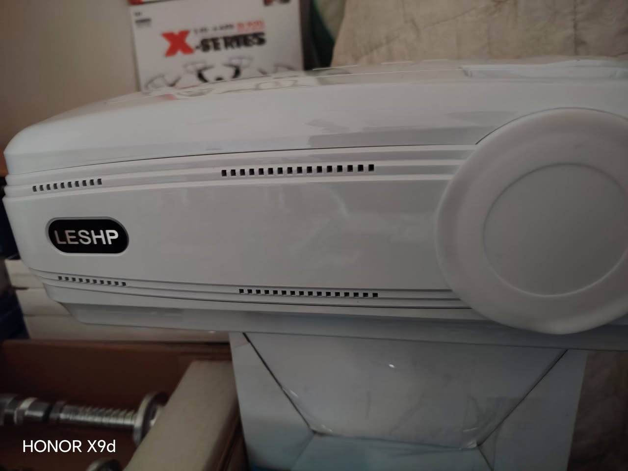 هذا جهاز عرض فيديو محمول بتقنية LED من نوع Leshp، وهو مصمم لتجربة مشاهدة الأفلام والألعاب.
الاتصال: مزود بتقنية Bluetooth لتوصيل مكبرات الصوت أو الأجهزة الأخرى لاسلكياً.
التصميم: يتميز بتصميم صغير محمول باللون الأبيض وسهل النقل.
التوافق: يتوافق مع العديد من الأجهزة مثل HDMI، USB، و FireStick لتشغيل الوسائط المتعددة.
الجودة: يدعم عادةً دقة 1080P لتوفير صورة عالية الوضوح
للتواصل واتساب  ***********
