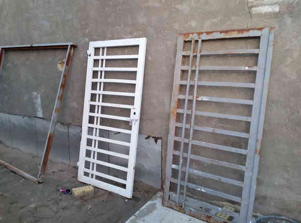 باب و اطار منزل حديد جديد ، ما شادينه و جديد 
عرض مترين (225 سانتي)
سعر 150 الف 
اتواصل ويا رقم *********** و توصيل موجود النجف
