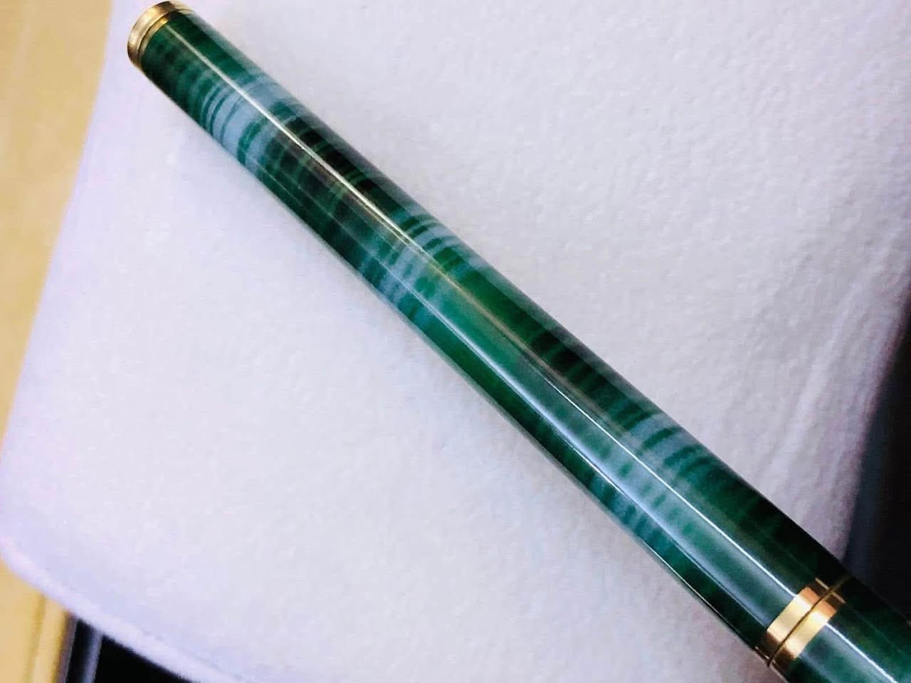 قلم شيفر ( SHEAFFER) حبر 
امريكي الصنع انتاج الثمانينات     
 ريشة ذهب خالص عيار 14 
حجري و تغليف ذهب   
لوك غير مستعمل  
للاتصال ***********
