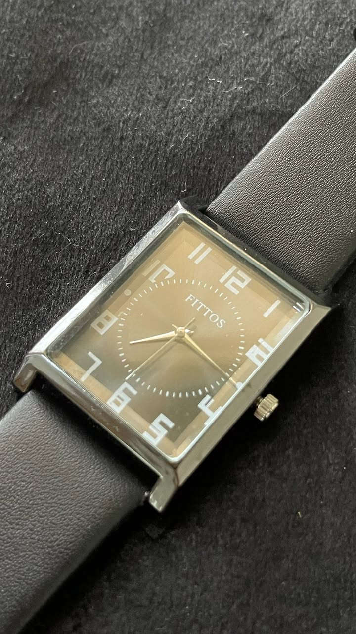 ⌚️ ساعة FITTOS
ستايل مرتب وفخم يليق بكل لبسة 😎

🖤 مينة سوداء ويا سير جلد أسود
✨ تصميم مربع يخبل ويطي هيبة باليد
🔥 خفيفة ومريحة للاستعمال اليومي

إذا تريد ساعة بسعر مرتب وشكل فخم، هاي اختيارك 👌
للأنيقين وبس 😏
رقم لاعتماد 

***********
