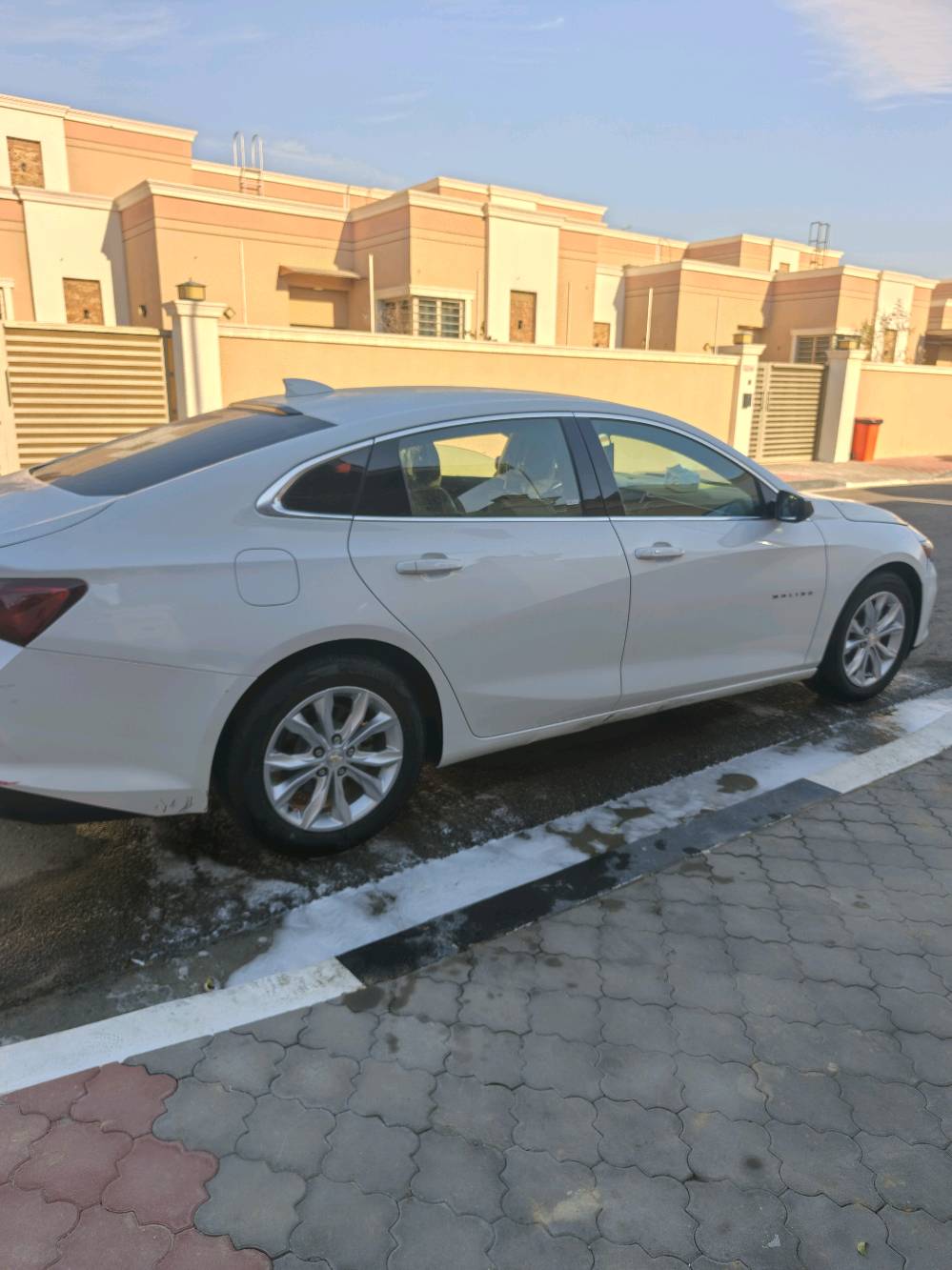 سلام عليكم ماليبو مديل ٢٣ رقم بصره معوقين مكفوله من التبديل والصبغ بيه حالوب وطرف البنيد بارد جاهزه السياره مكاني بصره