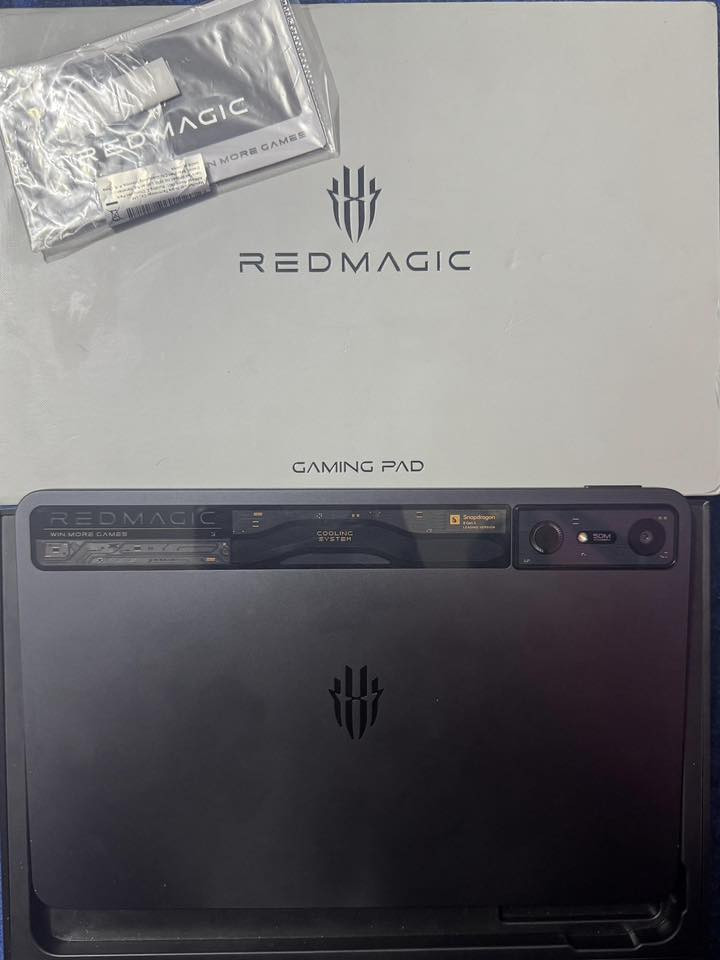 � للبيع: RedMagic Nova (نسخة 512GB)
🔹 الحالة: [مستعمل بحالة ممتازة]
🔹 السعة: 512 GB تخزين داخلي (UFS 4.0)
🔹 الذاكرة العشوائية (RAM): 16 GB LPDDR5X
🔹 المعالج: Snapdragon 8 Gen 3 (Leading Version) بسرعة حتى 3.4 GHz
🔹 معالج الرسوميات: Adreno 750 (حتى 1 GHz) 
🔹 الشاشة: 10.9 بوصة IPS LCD بدقة 2880×1800 بمعدل تحديث 144 Hz 
🔹 البطارية: 10100 mAh + شحن سريع 80 W 
🔹 نظام التشغيل: Android 14 مع واجهة Redmagic OS 9.5 

📸 الكاميرات:
• خلفية: 50 MP (فلاش + HDR + بانوراما)
• أمامية: 20 MP 📸 

🔊 الصوت: 4 مكبرات صوت مع تقنية DTS-X Ultra واهتزاز 4D 
📡 للاستفسار فقط واتساب 

***********

🔒 المستشعرات: بصمة جانبية + جيروسكوب + حساس قرب + بوصلة  

💸 سعر 850 الف
