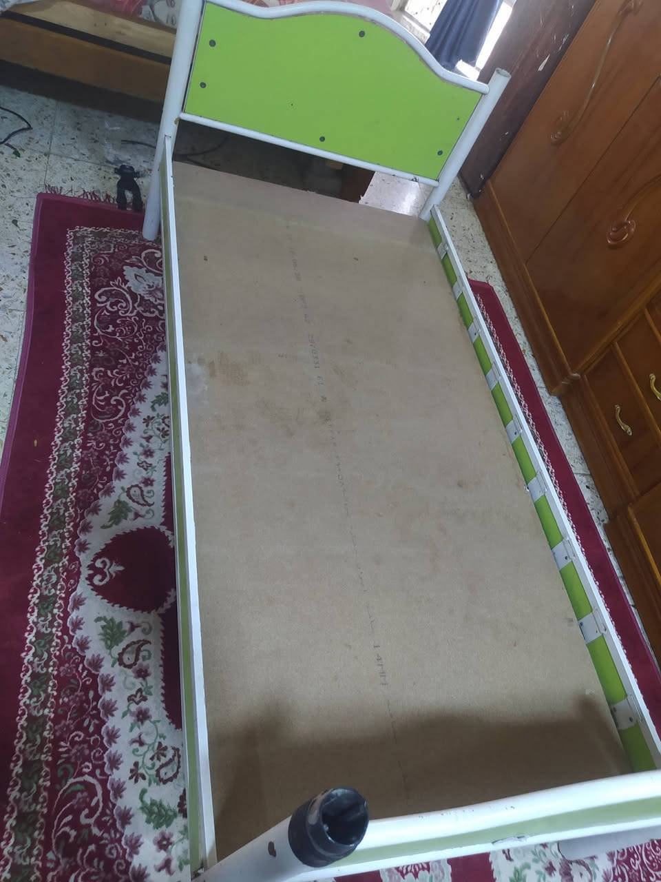 سلام عليكم ورحمه الله وبركاته 
سرير  حديد يتفصخ وينشد غراضه كامله
للبيع ام النفر يرهم  شخصين اطفال
الطول 2 متر
العرض 1 متر
مكاني نجف كوفه حي ميسان 
السعر 30 وبي مجال
واتس ***********
