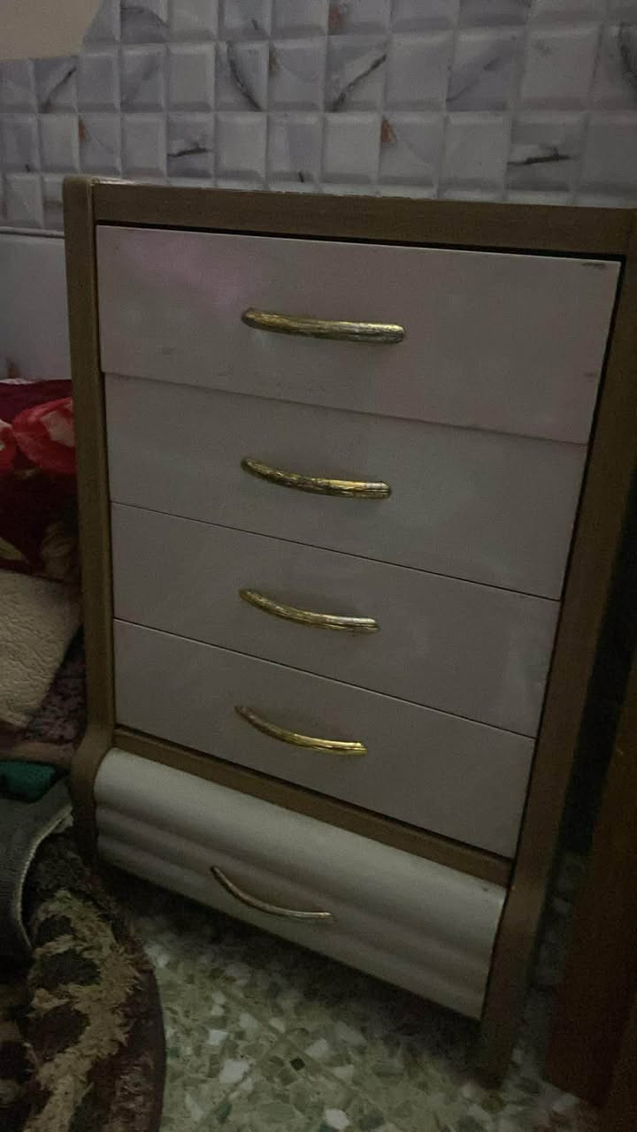 غرفه للبيع كامل ملحقات نوع الثقيل وليس الخفيف مجرد سجه مال كاونتر واكعه الباب موجود فقط يرادله سجه عنوانه بابل القاسم بعد بيه ملحقات 
اتصل او واتساب ***********
