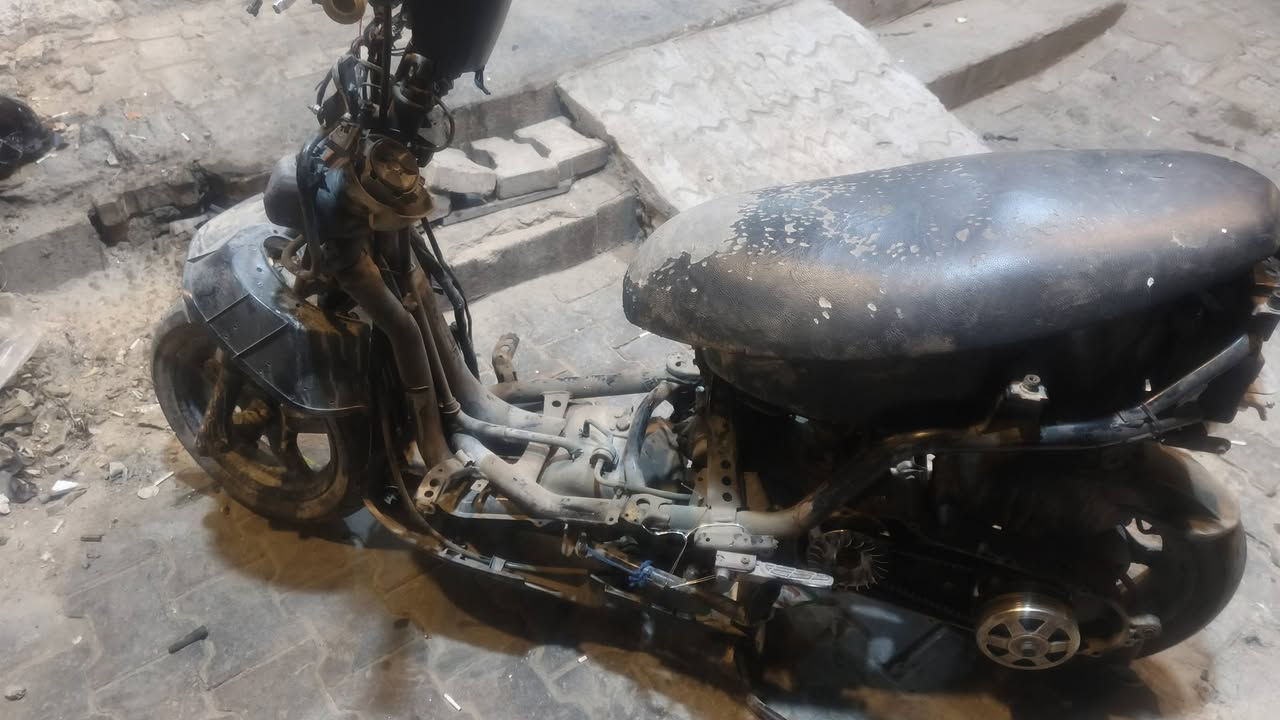 سكنس فحل مفصخه شغاله ابيع كوم حديد غراض إياها سواد سله كفرات  بس بيهن كسور ومصلحان العنوان البصره السعر ٢٥٠ ***********
