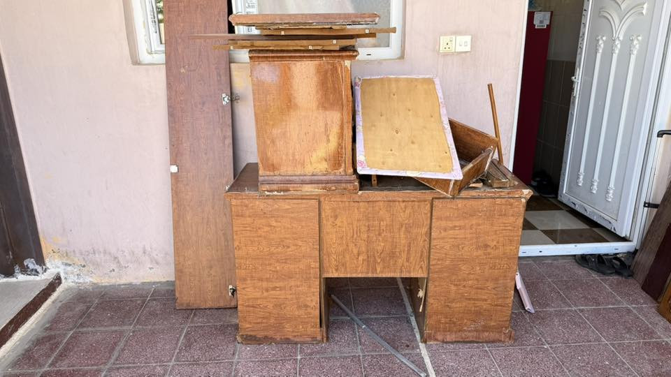 غرفه أخشاب ماليزي مع بوفيه للبيع السعر١٠٠الف وبيه مجال للاستفسار الاتصال على ***********
