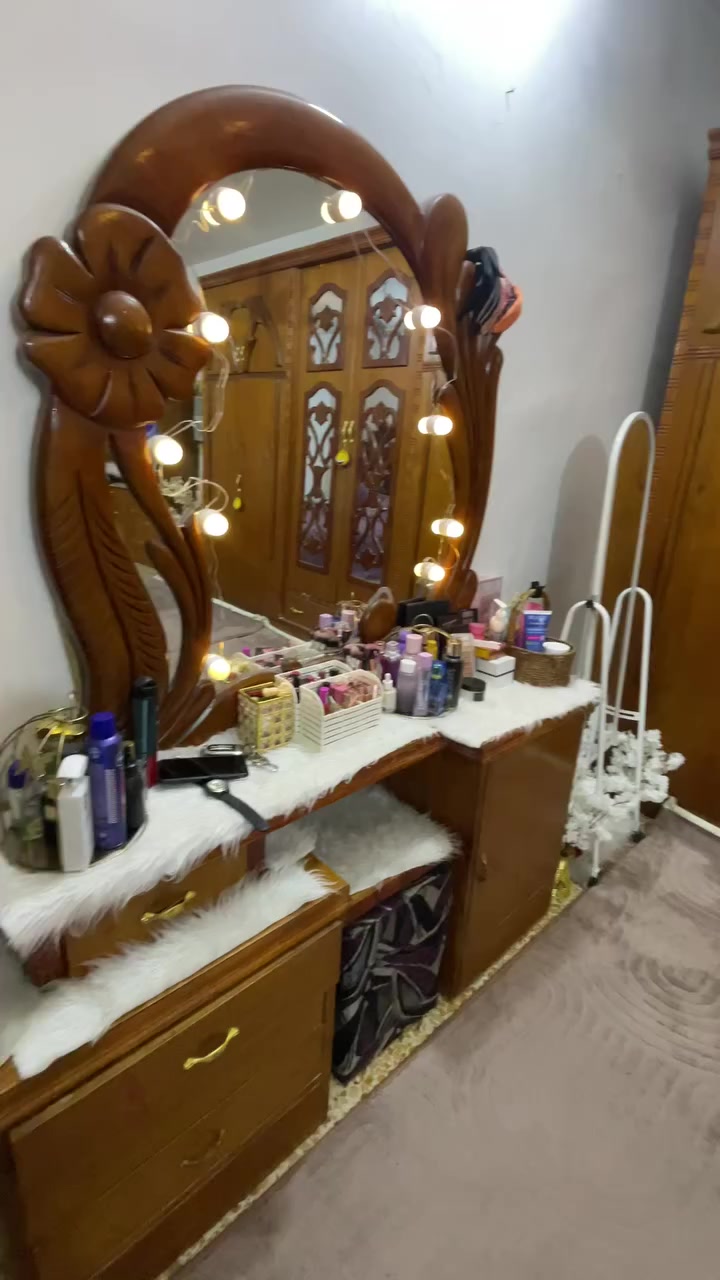 السلام عليكم  غرفه تكمه صاج خارج داخل ارتفاع الكنتور مترتين ونص  نضيفه جدا. يحتاجله بعض الترتيبات البسيطه انته تسويهن بلبيت مع (( الدوشك. والبردات ))  س. ع. ر. 900 والشراي بي خير ويتدلل هاتف اتصال + واتساب ***********. مكان الشيخ حمد
