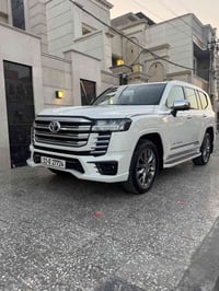 لاندكروز بريم 2024 فول 1/1 مكفولة كفالة عامةعدا كم رصعة بل بنيد تقريبا...