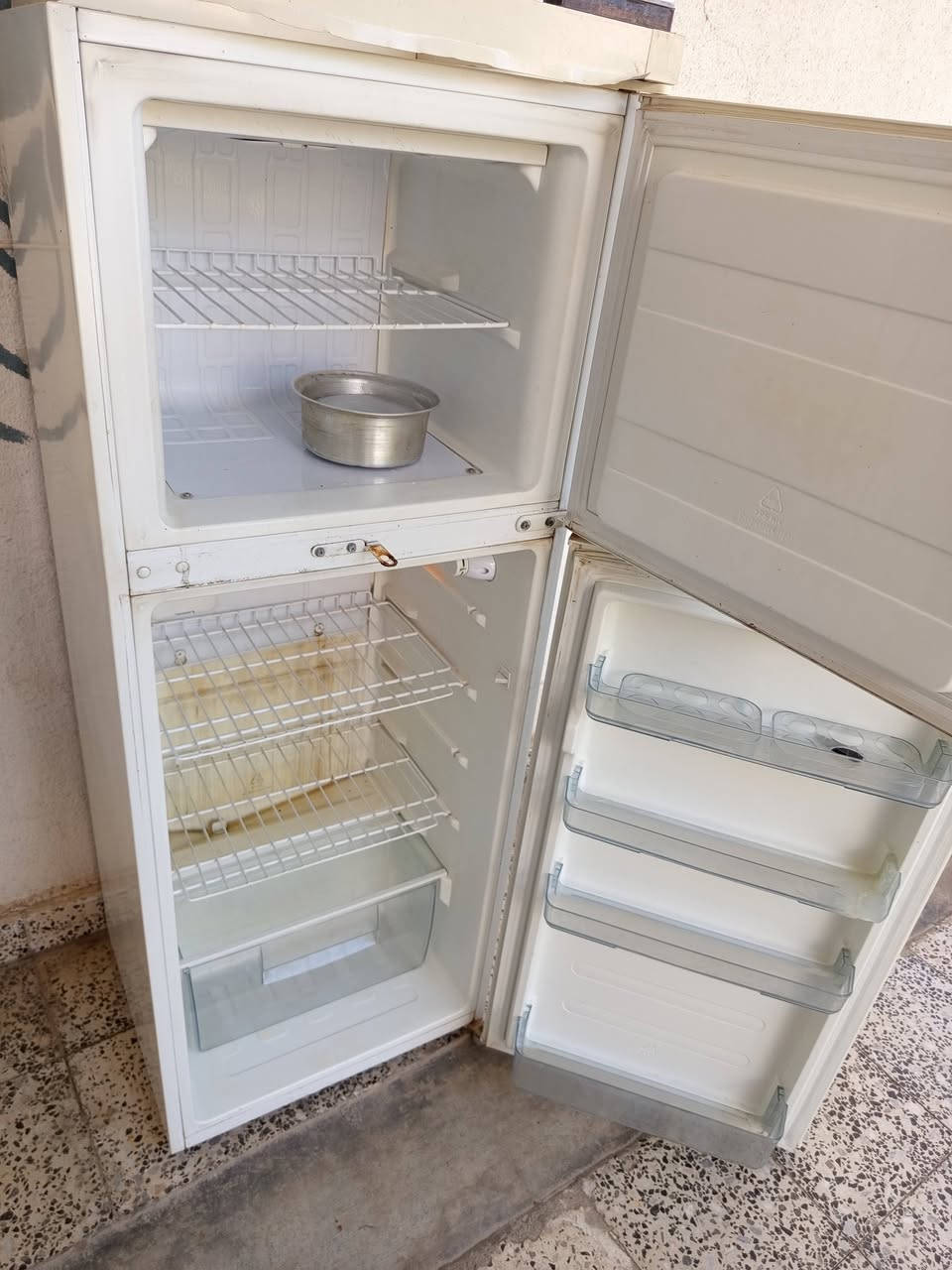 السلام عليكم ثلاجه للبيع الفريز يجمد والجوه مايبرد يعني يحتاج صيانه كشرها نظيف رايدها ب 40  مكاني حي العسكري،***********
