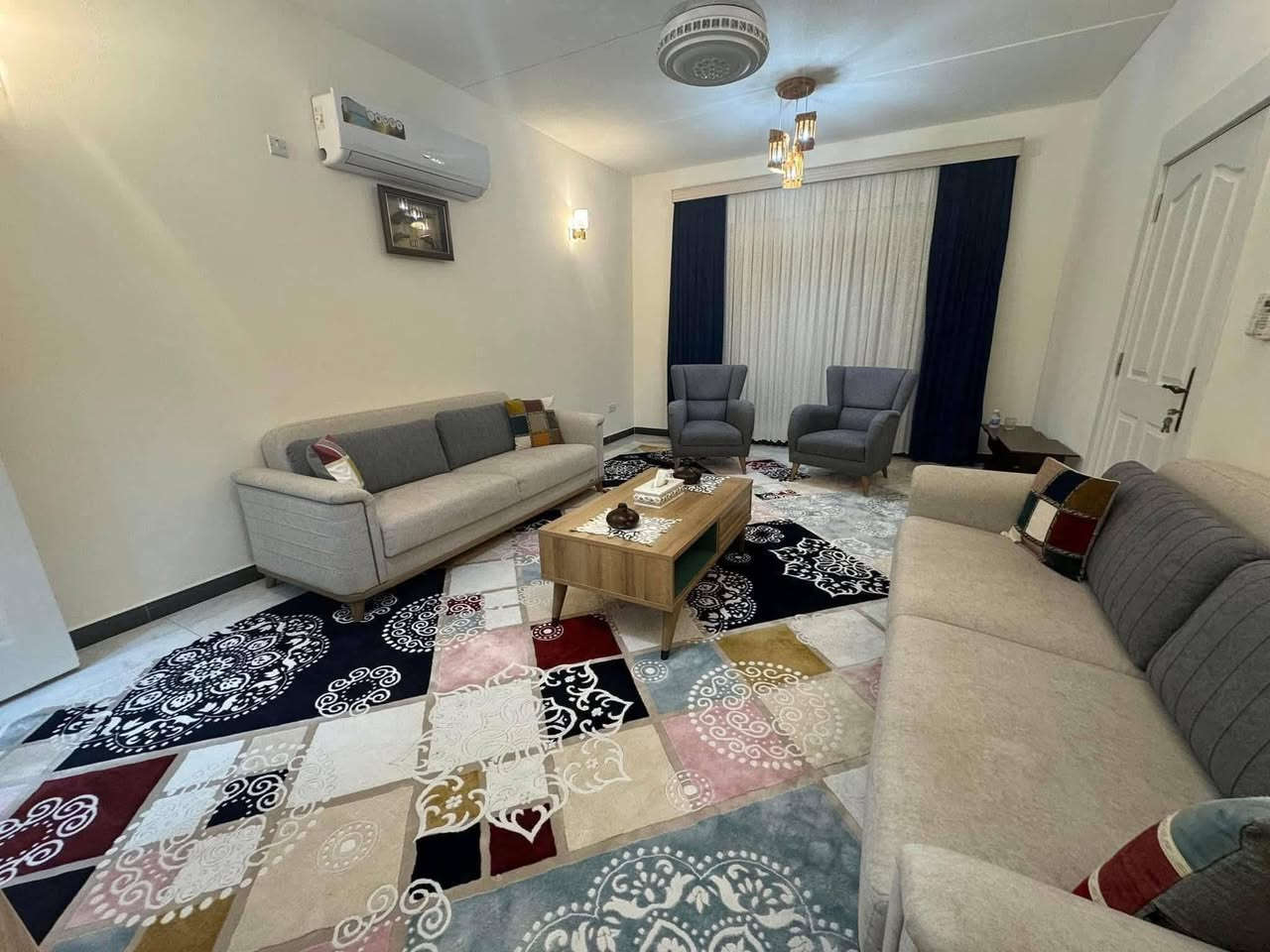 ٠٠للبيع ٠للبيع 
 دار مساحة 200م طابقين 3 غرف نوم اسويتات 
موقع ممتاز مجمع  قرية الغدير2 قرب مول هافانا 
للأستفسار اتصل ***********  مكتب الامراء
