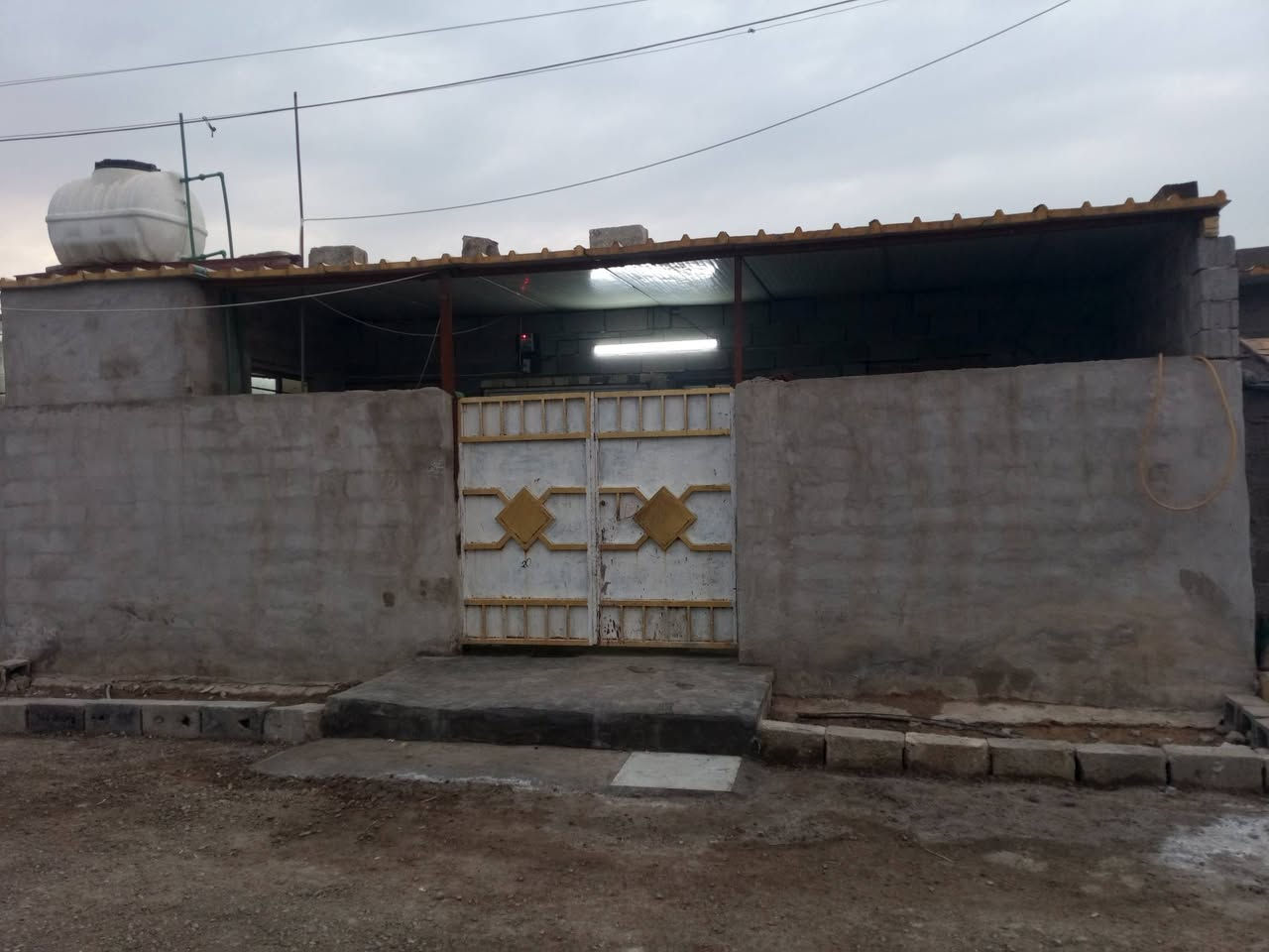 سلام عليكم 
مرخصة الادمن بيت تجاوز في منطقة البياع 
المعالف منطقة 160
سعر 16 مليون مساحته 120 يحتوي 
على غرفتين ومطبخ واستقبال  وحولي 
وهذا رقمي بي واتساب ‏‪***********‬‏
