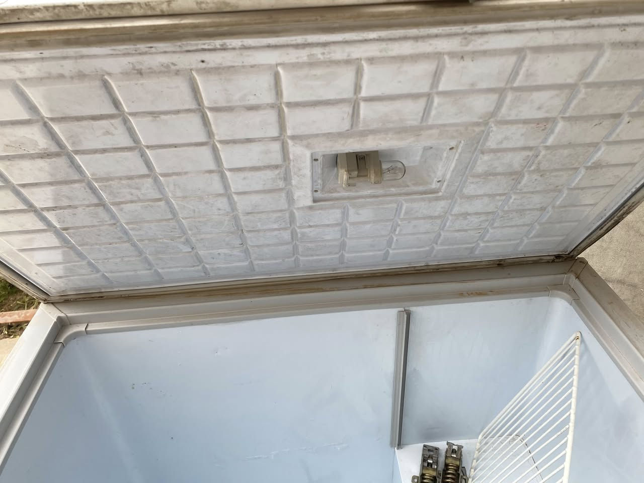 مجمدة للبيع شغالة بس يحتاجلهة نرمادة وحدة من ورة لين مكسورة بس شغالة طبيعي او الغسالة بيهة خلل بل كهربائيات يمكن بس الموطورات مالتهة كلها شغال قيم وخذ 7755465393
