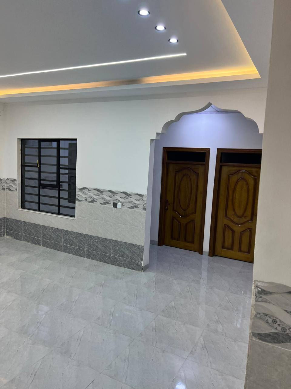 #عرض حصرا لدى #مكتب_الصقر_الملكي_للعقار 

دار للبيع زيرو   المساحة 180متر الواجهة 9 
الموقع حي الملائين الثانية مجمع الملك 
المنطقة كامل خدمات ماء +كهرباء+
شوارع مبلط +مدرسة. 
سند زراعي 25معاها وصل بلدية او وصل تمليك 
 البيت  يتكون من 6غرف نوم  طابقين  مع مطبخ مع صحيات عدد 3 مع كراج واسع 
السعر مناسب 125مليون بي مجال 
للاستفسار اتصلوا 
***********
***********
