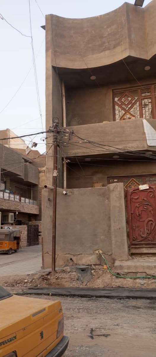 دار للبيت ١٠٠ متر مربع ركن في دوانم الشعله في شارع الخباطه بل بدايه البيت يتكون من ٣ غرف واستقبال و٣ صحيات للاستفسار ***********
