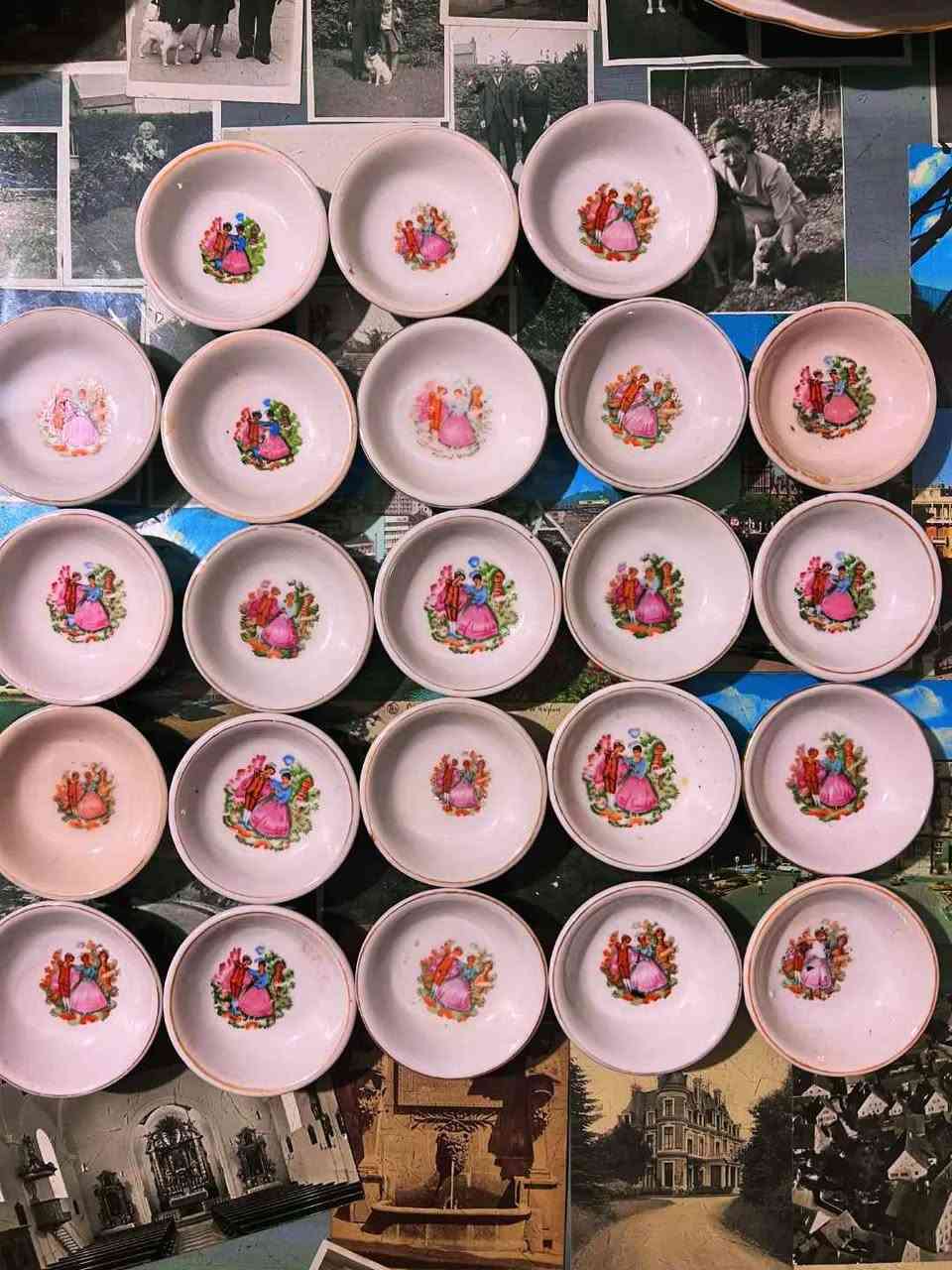 Vintage "Romeo & Juliet" Miniature Plates (5 cm)
​Size: 5 cm
​Options:Available as a set or sold individually.
​Condition: Excellent Vintage Condition, No Chips, Cracks, or Flaws.
​📸 Please review the photos carefully as they form part of the description.
📦 Shipping Available to all governorates.
✉️ For price and serious inquiries: Please feel free to send a direct message (DM). الاسكندرية, مصر


**إذا كنت صاحب هذا الإعلان وتريد حذفه لأي سبب، رجاءا أرسل رسالة إلى الدعم الفني**