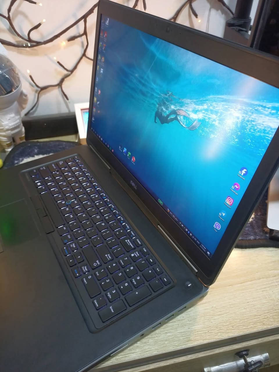 اخوان وصلتني لابتوب
موديل  dell precision 7720💻🔥 لابتوب Workstation 
المعالج (CPU): Core i7  فئة HQ 
كرت الشاشة : 8GB NVIDIA Quadro P4000.☑️ 
اضافة 8gb داخلي.
الرام (RAM): 16GB DDR4☑️
الهارد (SSD): 512GB NVME 
اربع اماكن تخزين
اربع اماكن رامات للتطوير الى 64 Gb
كيبورد اضاءه ارجيبي☑️

 الكرت مبني على معمارية Pascal القوية،  يحتوي الكرت على 1792 نواة CUDA.بسرعة 1480 ميجاهرتز.
يعني لتصاميم والمحاكاة الجداً جداً ثقيلة والمعقدة بسبب كرت الشاشة القوي ومشغل جيد جدا للالعاب الثقيلة.
اذا ما تعرف بيه لا تتعبني رجاءا
الشاشة: 17.3 بوصة FHD.☑️
 الجهاز مجهز بـ مروحتين (Double Fan) للتبريد، يعني انسى شي اسمه حرارة واشتغل والعب براحتك حتى لو كربت عليه 24 ساعة.

✅ لأهل الألعاب: يشغل أقوى الألعاب (Assassin's Creed odyssey, ghost of tsushima ,) بسلاسة .
للتواصل ***********
يوجد توصيل 🚕
