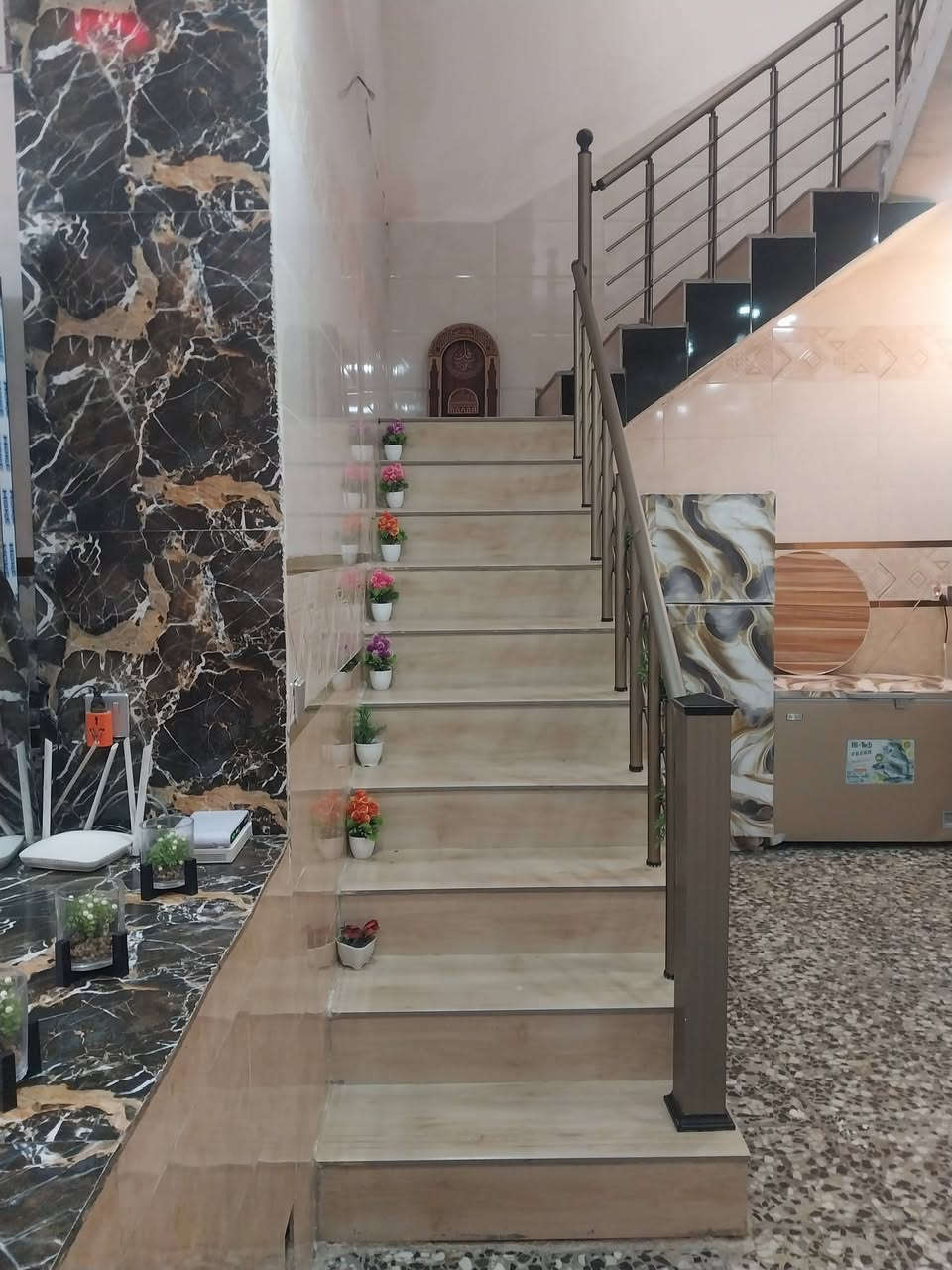 السلام عليكم بيت بمنطقةجسرديالى الجديدسايدالواحدالكرغوليةالبيت سند 25مي بسمي تحويل ثاني يوم وكهرباءوتبليط مساحةالبيت 115متريحتوي الطابق الاول على غرفة5×٤وصالة٧×٥واستقبال ٥×٤وحمام داخلي ومنورومطبخ ٤×٣الطابق الثاني غرفةوصالةبيت قريب على الشارع كهرباءحديثةوبناءالبيت حديث الطابق الاول طابوك الطابق الثاني بلوك كلب ***********
