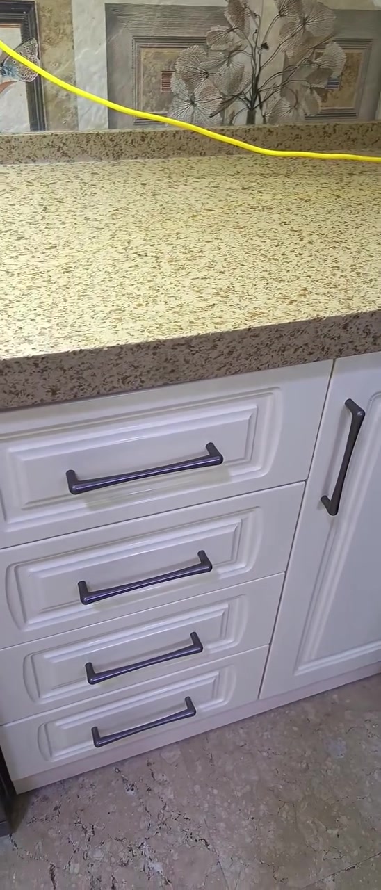 للبيع 
كاونتر مطبخ درجة اولى نوع HDF 
هيكل خشب بلوك
مرمر كوارتز طبيعي 
حوض سنك زجاجي تركي
سلة صحون ارضي ستيل اصلية
طباخ ماركة DLC
فرن ماركة  DLC
٠٠٠٠٠٠٠٠٠٠٠٠٠٠٠٠٠٠
طول الكاونتر الأرضي / اربعة ونص متر
الارتفاع / ٩٠ سم
العمق / ٦٠ سم
٠٠٠٠٠٠٠٠٠٠
الملحق المعلق 
طول / ١٨٠ سم 
الارتفاع / ١ متر
العمق / ٣٠ سم
مع ملحق إضافي معلق كبيرللخزن باربعة ابواب
٠٠٠٠٠٠٠
الكاونتر والملحقات نظيف جدا وعلى الشوف
للاستفسار الاتصال / ***********
