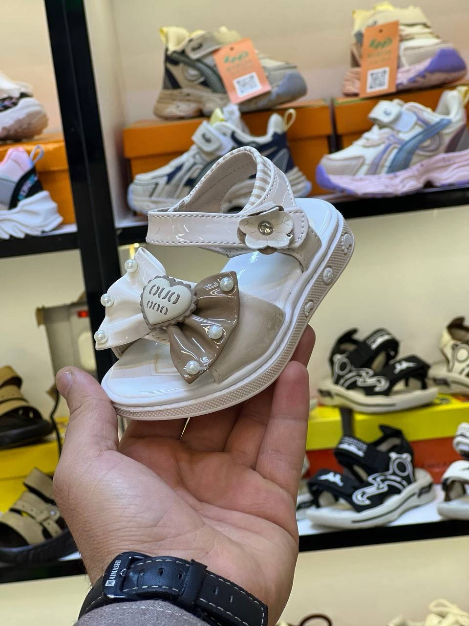 �💕 صندل بناتي موديل لطيف وناعم 💕

موديل بناتي كلش حلو وخفيف يناسب الطلعات والمناسبات 👗✨

✅ القياسات: من 21 إلى 25
🎨 متوفر بـ 4 ألوان مميزة
🦶 مريح وخفيف على القدم

دللي بنوتج بأحلى صندل لهذا الموسم �


**إذا كنت صاحب هذا الإعلان وتريد حذفه لأي سبب، رجاءا أرسل رسالة إلى الدعم الفني**