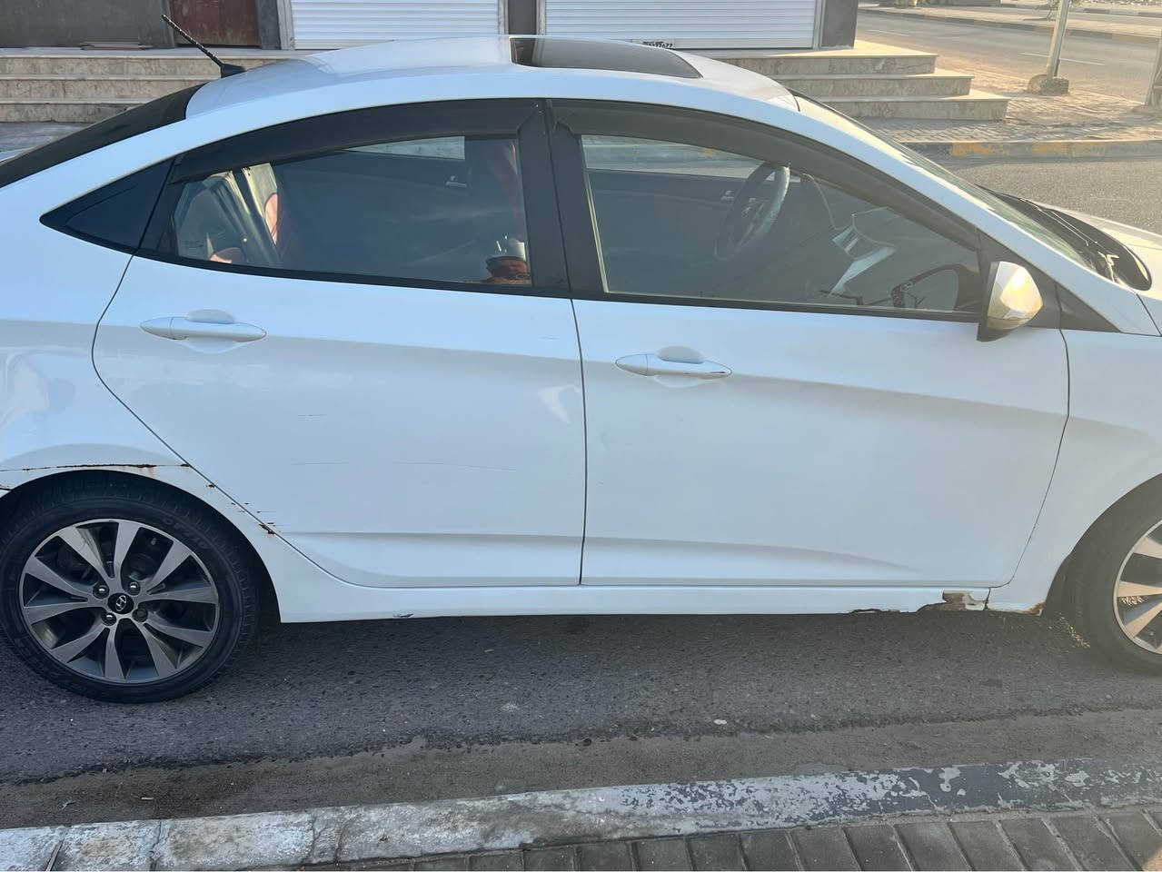 هونداي اكسنت خليجي موديل 2016  حجم المكينة 1600 السيارة بأسمي شرط التحويل ثاني يوم دواخل السيارة جدا نظيفة فتحة سقف  شاشة كاميرا HD وحساسات خلفية اطارات والحدادية جيدة بيها صبغ بالجاملغ الخلفي جهة السائق وصبغ مدكر امامي ايمن مع صبغ الدوسة المكينة والكير بحالة جيدة عداد المسافة 135000 حقيقي استخدام شخصي السعر المطلوب 87 ورقة 
*********** البصرة, العراق
