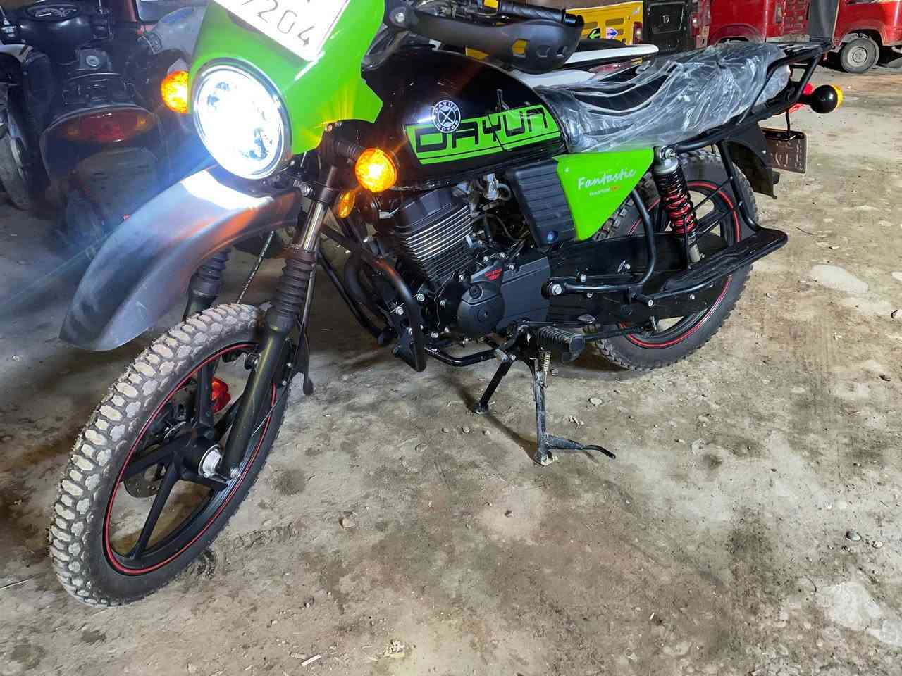 سلام عليكم دراجه دايوان جديدة صالي ٣ اسابيع من منزلهة رمبة ماشيه 750 اقل من 1000 
خير من الله اشتريتهة من الرمبه 2800 الف وهسة رايدهة 2700 قفل 
المكان بغداد حي اور 
***********
