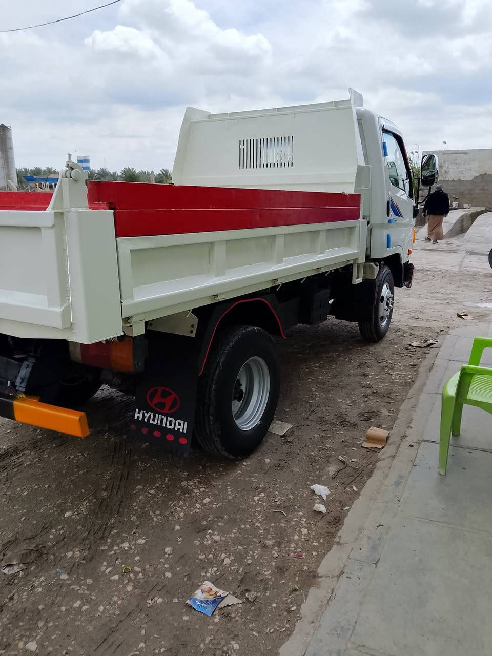 سلام عليكم هونداي قلاب للبيع 2015سياره كفاله عامه بس البادي مصبوغ محرك 4000 ام الهاف  ***********
