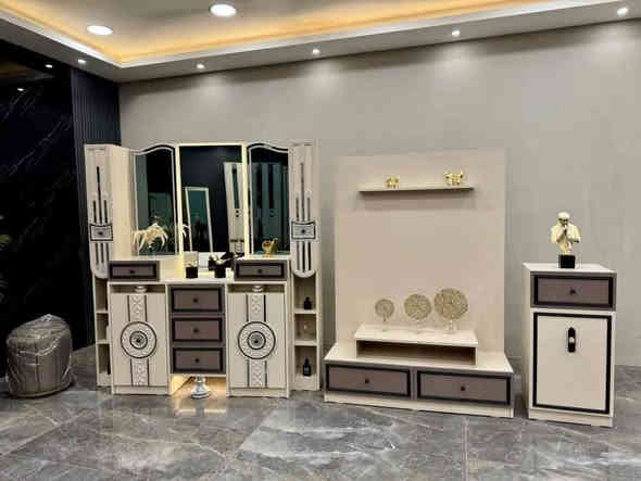 ✨ موديل لورد – 11 قطعة ✨
💰 السعر: 3,200,000 ( 3مليون و 200 ألف)
📏 القياسات:
الكنتور مع الملحق: 4 متر 
السرير مع الكومديات: 335 سم
🛠️ المواصفات:
ضهر بلوك 🧱
برغي وچوي حديد 🔩
صبغ حراري 🩸
صناعة تركية درجة أولى 🇹🇷
خشب MDF ضد الرطوبة 💧
ضمان 5 سنوات 📝
🚚 التوصيل والشد:
بغداد: مجاناً + تدفع وانت ببيتك
باقي المحافظات: متوفر توصيل وشد
✔️ مطابقة للصورة 100% – أي اختلاف نتحمل المسؤولية
📞 للحجز والاستفسار:***********
