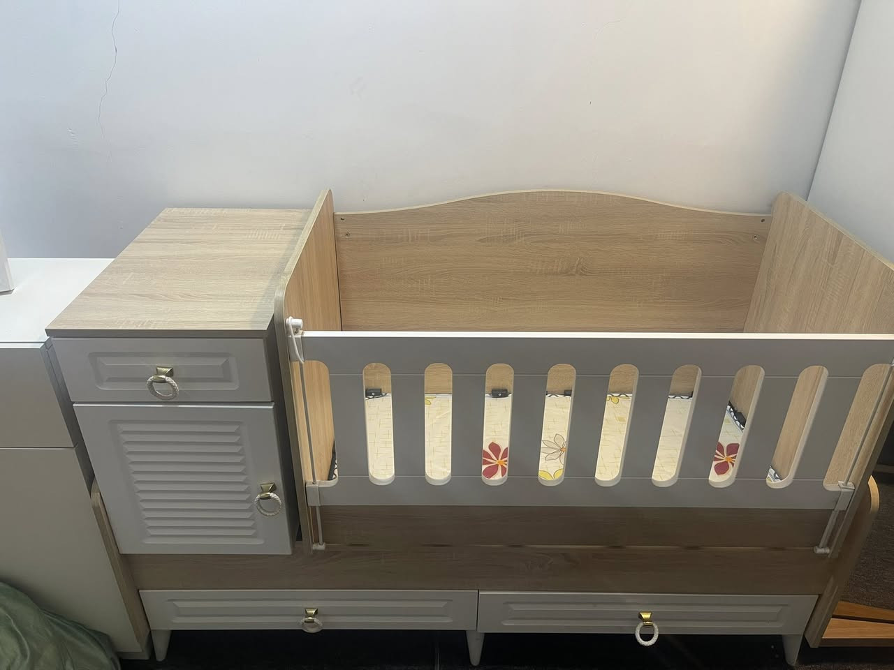 سرير هزاز وتكدرون تشيلون الهزاز موجود تحت الهزاز سرير اكبر ثابت لعمر ال ٥ سنوات
للبيع رقم تلفون ***********
مشتري ب ٤٥٠ 
من براند جيكو 
جديد ممستعمل بس كم مره 
رايده ب ٢٠٠
