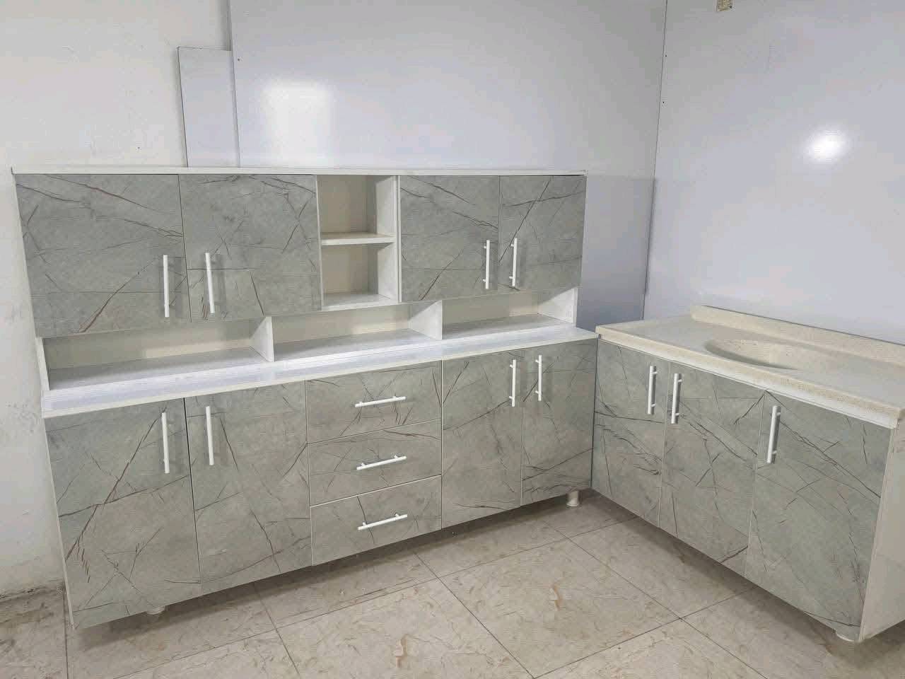 كاونتر خشب تركي mdf 

مترين ارضي و ملحق 

مع سنك متر و٢٠سم مرمر 

توصيل بغداد ومحافظات