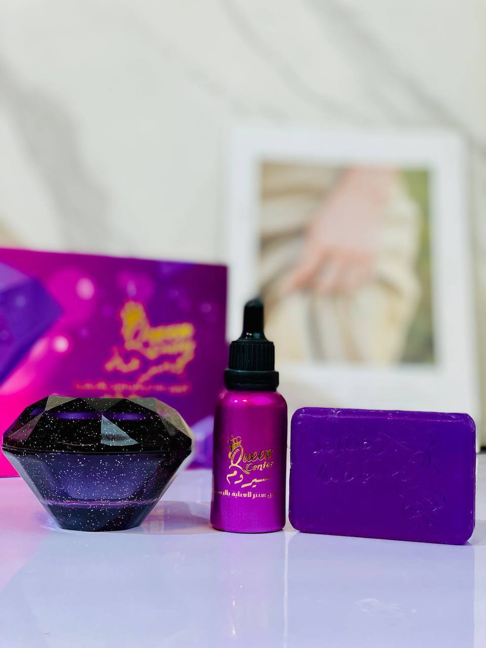 مجموعة كوين سنتر للعناية بالبشرة 
💜الاصدار الجديد لون الصابونة بنفسجي💜

كريم كوين + سيروم فيتامين c+ صابونه الافندر💜
بكج كوين الليلي والنهاري يعالج كل مشاكل البشرة 

💜. راح تلاحضون تغيير سحري بشرتكم من اول استخدام
بكج متكامل للعناية بالبشرة 
بدون الحاجة لأي منتج ثاني للبشرة

💜. سيروم كوين سنتر يحتوي على فيتامين سي ويستخدم نهاراً لترطيب وتغذية البشرة 
ويستخدم كواقي شمسي 

💜. كريم كوين سنتر يحتوي على مجموعة مواد تساعد بمدة قليلة على تبييض لون البشرة ومعالجة الكلف والتصبغات والهالات وتوحيد لون البشرة 
يستخدم ليلاً قبل النوم

الصابونة البنفسجية هية صابونة بخلاصة اللافندر 
فوائدها : 
يساهم في علاج حب الشباب 
يساعد على علاج جفاف الجلد 
مضاد للفطريات ويحارب الالتهابات الجلدية  
يعمل على توحيد لون البشرة 
ويقلل الندوب لانه قادر على تعزيز نمو انسجة الجلد 

💜 متوفر لكل انواع البشرة 
⛔️اذكروا نوع بشرتكم اثناء الحجز

المنشأ امريكي 🇺🇸 💯 
سعر مجموعة 28 الف
🚘يوجد خدمة توصيل لجميع محافظات العراق ٤ الاف🚘


**إذا كنت صاحب هذا الإعلان وتريد حذفه لأي سبب، رجاءا أرسل رسالة إلى الدعم الفني**