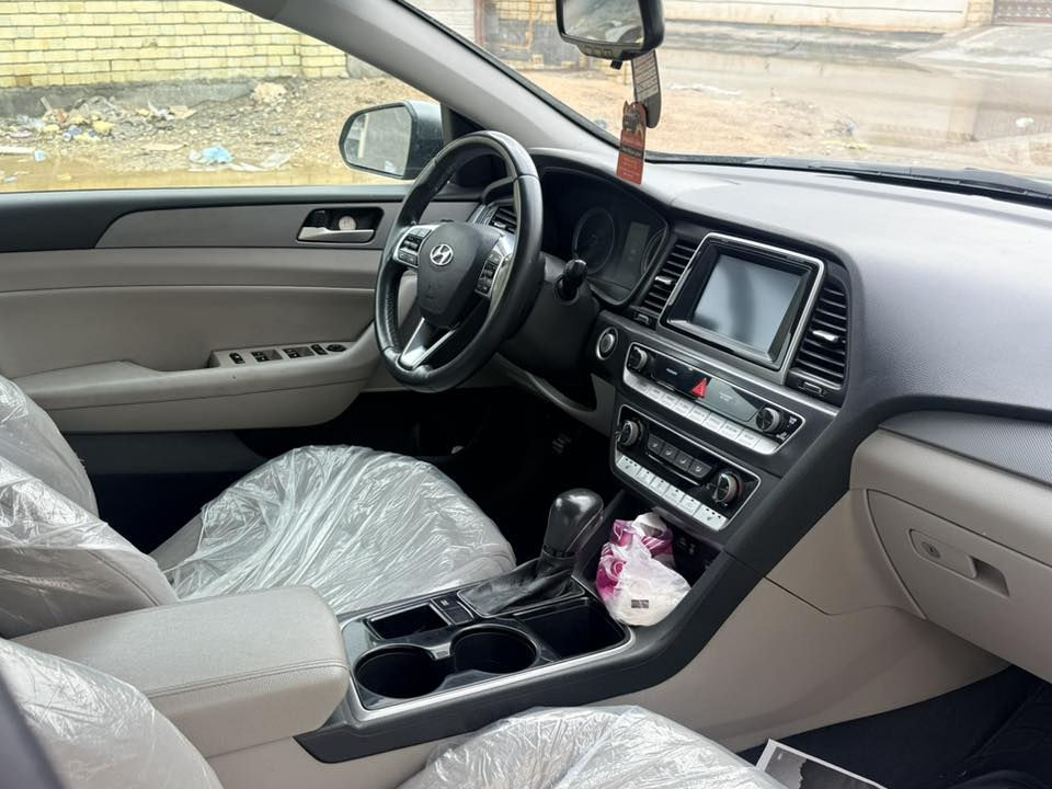 سوناتا 2018  رقم بغداد الجديد وارد امريكي فول مواصفات عدا فتحه
بصمه تشغيل وابواب 
كشنات كهرباء تدفئة تبريد ثلج حادث خفيف ضربتها لايت ربع جاملغ وربع بنيد بدون دواخل بدون ايرباك 
.. كير محرك صدر كله بشرط تخم تاير جديد 
سياره حلوه ترايها كلش حلو 
السعر 135 $$ وبيها مجال
***********
