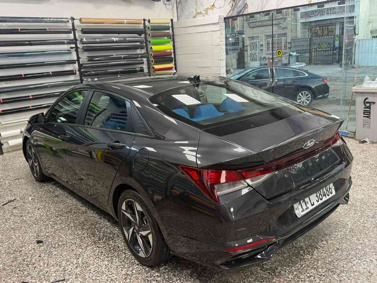 🚘 للبيع هيونداي إلنترا SEL 2023 وارد أمريكي
▪️ الموديل: Hyundai Elantra SEL 2023�▪️ المحرك: 2.0 لتر 4 سلندر ( 2000 دوش ) �▪️ گير CVT أوتوماتيك�▪️ دفع أمامي�▪️ اقتصادية جداً بالوقود 

المواصفات:�✅ شاشة 8 إنج�Apple CarPlay و Android Auto ✅�✅ كاميرا خلفية
✅ تدفئة مقاعد �✅ تشغيل بصمة (Push Start)�✅ دخول ذكي (Smart Key)�✅ مثبت سرعة�✅ تحذير النقطة العمياء�✅ تحذير الخروج عن المسار مع المحافظة على المسار�✅ تحذير حركة المرور الخلفية�✅ حساسات وأنظمة أمان متطورة�✅ مرايا كهربائية مع تسخين (Edmunds)
✅ ماشية 45 الف 
✅ دوشمة كشنات لون ازرق جلد خياط راقي 
✅ مبدل تخم كامل تايرات قبل شهر ونص يعني جديدات .

السيارة نظيفة جداً، استخدام شخصي، لا تحتاج أي مصروف، جاهزة للفحص بأي مكان . محافظ عليها حتى بانزين بس محسن افولها وهي محركها 2000 دوش يعني تشرب كلشي ، بس معتني بيها الى اقصى درجة . 

حادثها بسيط فقط صندوق ضربة خفيفة وجاملغ خلفي ايمن . موجود سونار كامل للسيارة ، نظام ايرباك كامل سليم ، شرط الفحص. 

السعر: ( 165 ورقة وبيها مجال بسيط جداً )�للاستفسار: ( *********** )
