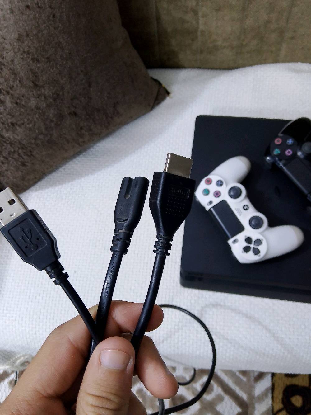 

أنا أبيع بلايستيشن 4 مع أدوات التحكم وكل الكيابل اللازمة. يجي وياها لعبة جراند ثيفت أوتو في. الجهاز بحالة ممتازة ونظيف، وهو رائع لقضاء أوقات ممتعة في الألعاب.