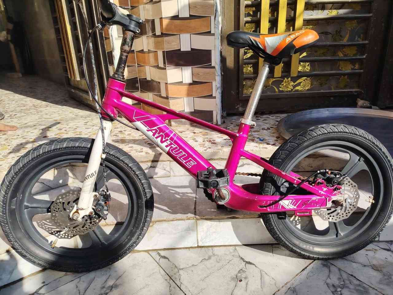 السلام عليكم باسكل حجم ١٦  للبيع الباسكل الالمنيوم نضيف  الشركة ANTULE بوربرينات  مو صجم بركات دسك ويل كب كلشي موضح بلصور سعر ٧٥ الف مكان بابل حله 
رقم الهاتف ***********
