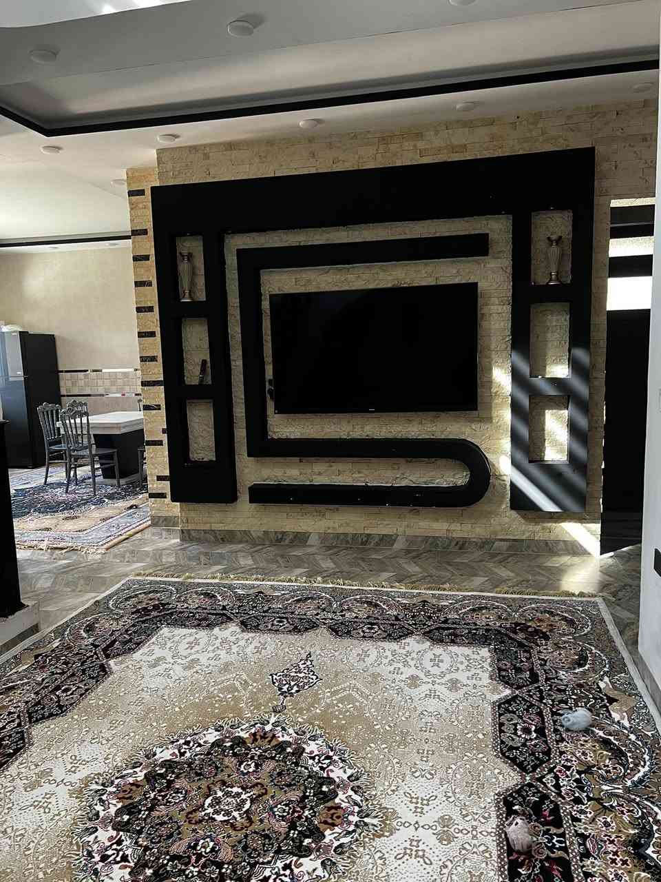 🏘🏘بيت للبيع / ديالى خانقين / مجمع وند ستي طابو صرف مساحة 200 متر طابق واحد 
ثاني فلكه على اليمين ثاني فرع على اليسار 

2 غرفة نوم واستقبال وصالة داخلية ومطبخ حار بارد ومجمع صحيات وبيتونة كبيرة وكراج سيارة وحديقة 

البيت سقف مغربي وسيراميك مو مال شركة والبيت بي تغيرات على ذوق صاحب البيت 

علماً البيت ساحب عليها قرض من المصرف 

السعر / 165 مليون قفل مع الغراض الموجود داخل البيت الغراض مستعمل قليل
تدفع 68 مليون لصاحب البيت والباقي 97 مليون تدفعها للمصرف بشهر 420 الف فقط 

للأستفسار اكثر اتصال بالارقام فقط 
***********
***********
مكتب فريا موفق للعقار
